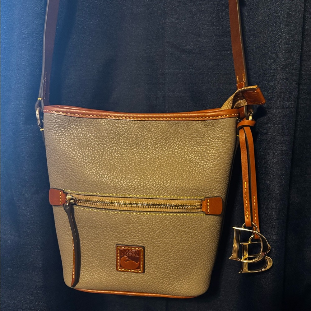 EUC Dooney & Burke Pebble Grain Small Zip Sac - Taupe- perfect condition - Picture 9 of 15